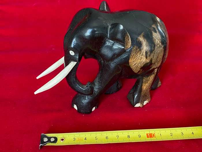 Wooden handcraved Elephant (from Kenia) , from the 90s, size 10cmx10cm, 296g, african animal (LOT 4)