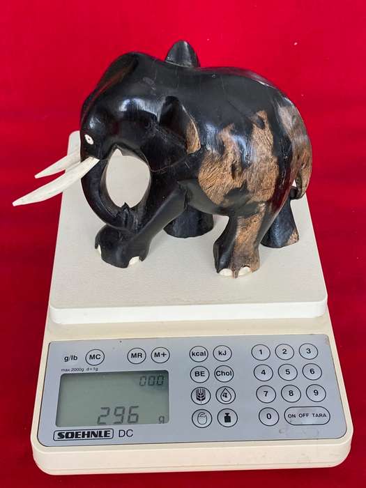 Wooden handcraved Elephant (from Kenia) , from the 90s, size 10cmx10cm, 296g, african animal (LOT 4)