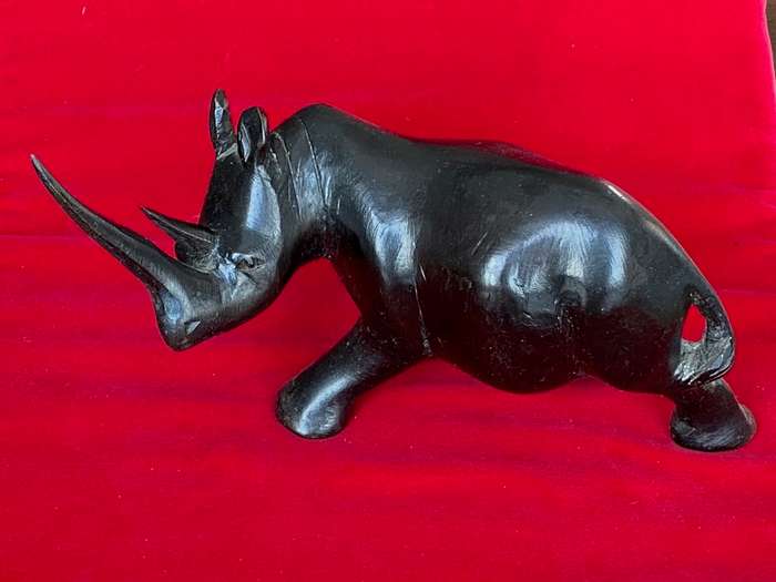Wooden handcraved Rhino (from Kenia) , from the  90s, size 20cm long, 427g,african animal (LOT 1)