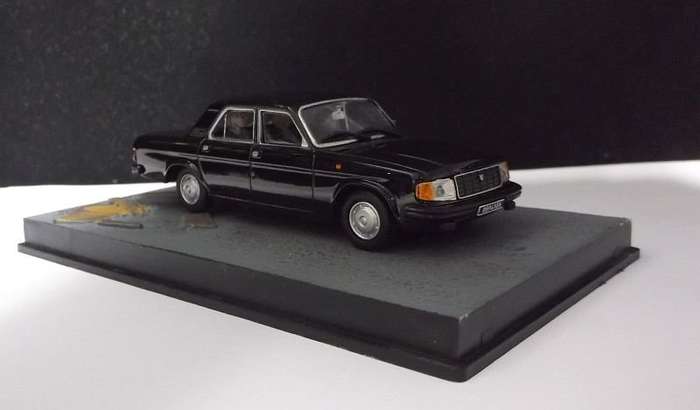 A WELL MADE HEAVY DIE CAST METAL MODEL OF THE" GAZ VOLGA" USED IN THE JAMES BOND MOVIE GOLDENEYE....