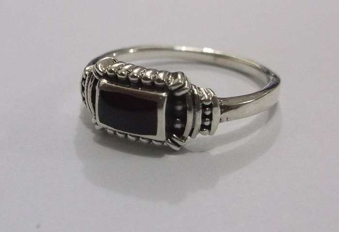 A GOOD LOOKING SOLID STERLING SILVER RING WITH ONYX LOOK INLAY ...GREAT QUALITY !!