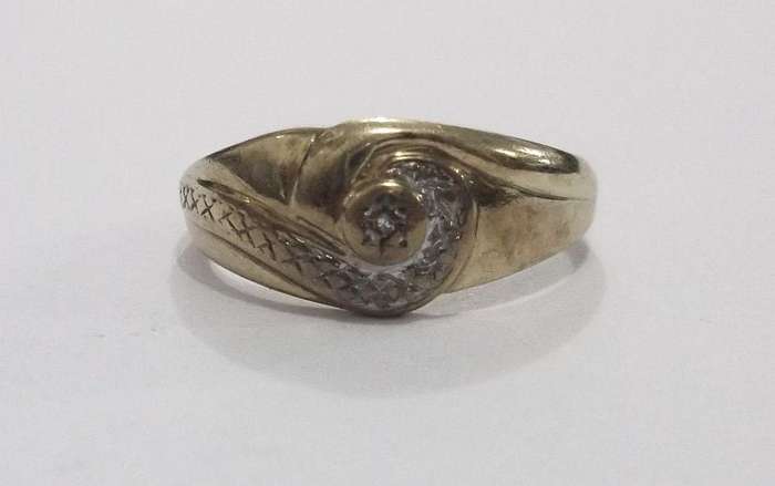 WOW !! WOW !! A SMART AND STYLISH SOLID 9 CARAT GOLD RING SET WITH A TINY DIAMOND CHIP