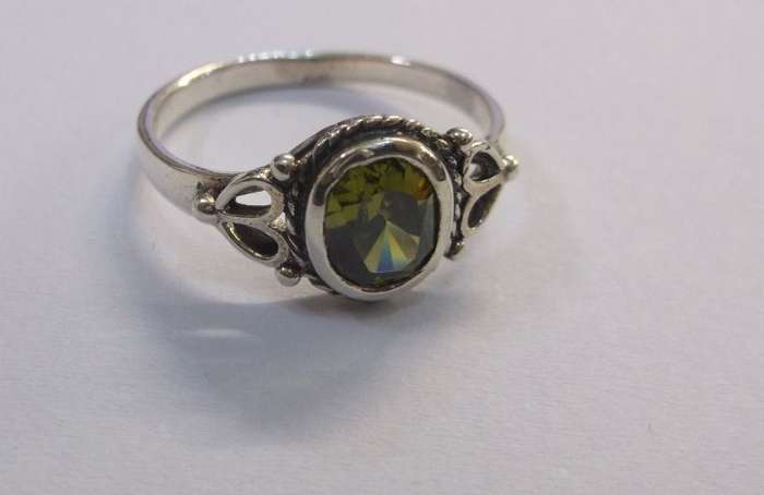 WOW !!! A VERY STYLISH SOLID STERLING SILVER RING SET WITH A FACETED GREEN STONE ....LAST ONE !!!