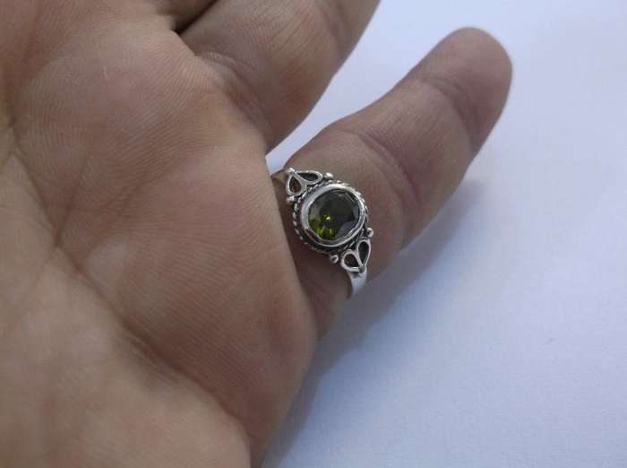 WOW !!! A VERY STYLISH SOLID STERLING SILVER RING SET WITH A FACETED GREEN STONE ....LAST ONE !!!