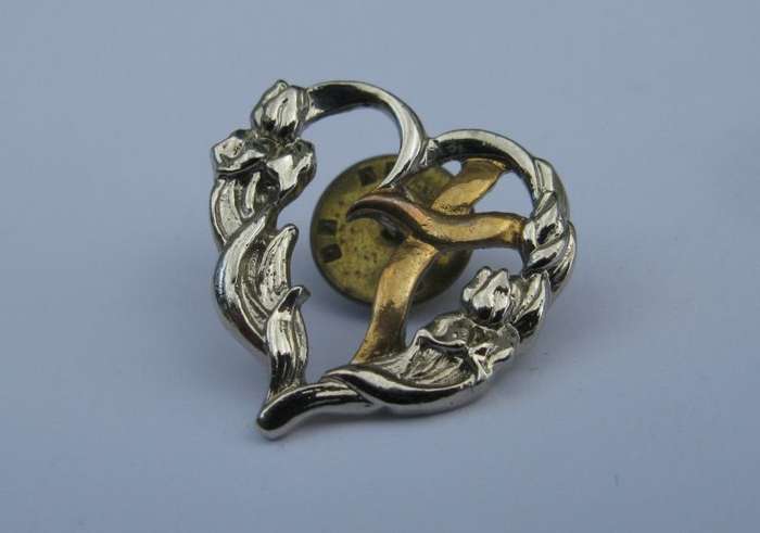 BROOCH / PIN - HEART
