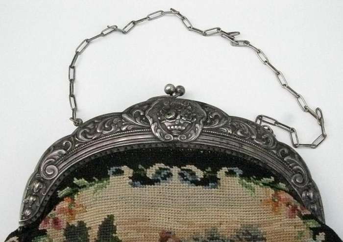 A BEAUTIFUL VICTORIAN ERA EMBROIDERED LADIES PURSE WITH ROMANTIC THEME