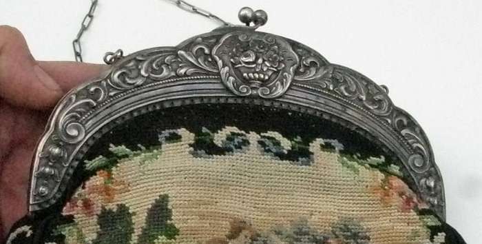 A BEAUTIFUL VICTORIAN ERA EMBROIDERED LADIES PURSE WITH ROMANTIC THEME