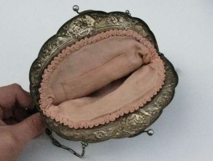 A BEAUTIFUL VICTORIAN ERA EMBROIDERED LADIES PURSE WITH ROMANTIC THEME