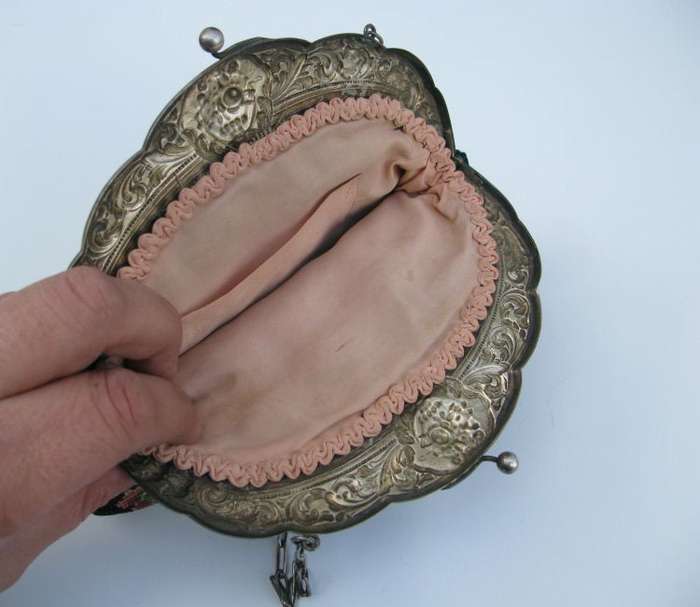 A BEAUTIFUL VICTORIAN ERA EMBROIDERED LADIES PURSE WITH ROMANTIC THEME