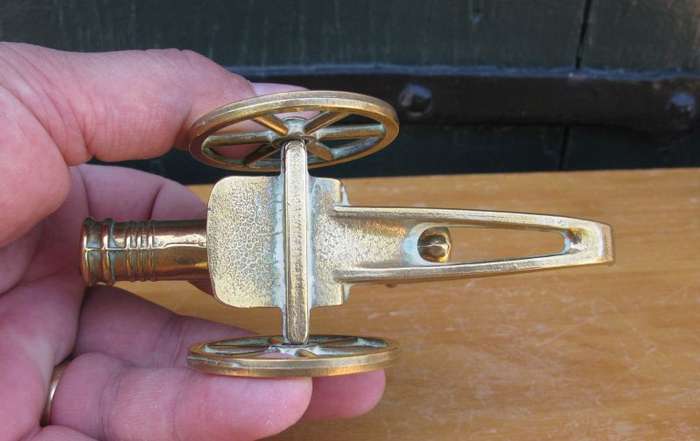 POW !! A VERY COOL VINTAGE SOLID BRASS CANON ORNAMENT IN GOOD CONDITION