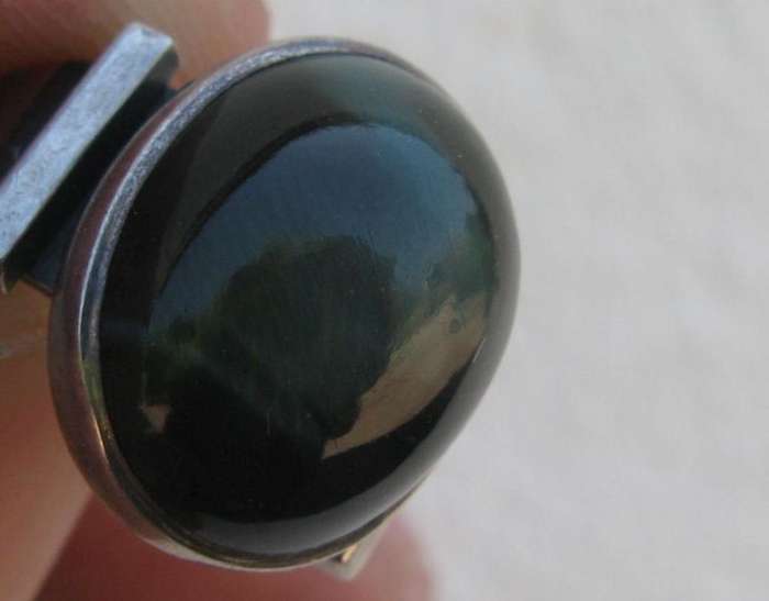 AN EXQUISITE 1970`S SOUTH AFRICAN DESIGNER MODERNIST STERLING SILVER RING SET WITH GREEN CATS EYE