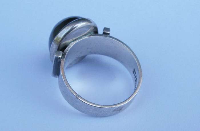 AN EXQUISITE 1970`S SOUTH AFRICAN DESIGNER MODERNIST STERLING SILVER RING SET WITH GREEN CATS EYE