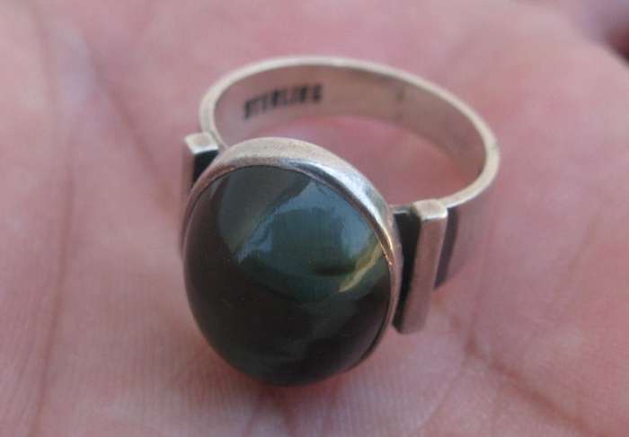 AN EXQUISITE 1970`S SOUTH AFRICAN DESIGNER MODERNIST STERLING SILVER RING SET WITH GREEN CATS EYE