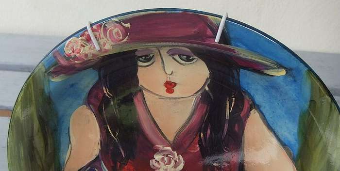 A SUPERB HAND PAINTED AND SIGNED PAINTING ON A PLATE OF A "" FAT LADY "" BY SA ARTIST SHARON DOLD