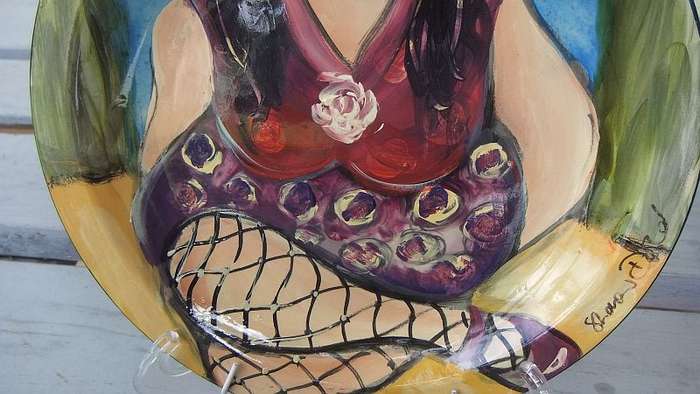 A SUPERB HAND PAINTED AND SIGNED PAINTING ON A PLATE OF A "" FAT LADY "" BY SA ARTIST SHARON DOLD
