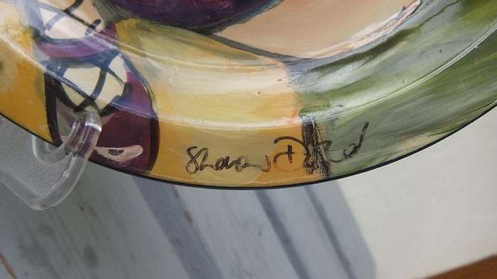 A SUPERB HAND PAINTED AND SIGNED PAINTING ON A PLATE OF A "" FAT LADY "" BY SA ARTIST SHARON DOLD