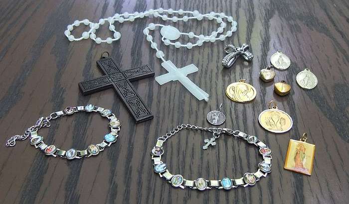 HOLY MOLY !! A LITTLE COLLECTION OF VINTAGE RELIGIOUS ITEMS INCLUDING A GLOW IN THE DARK ROSARY !!