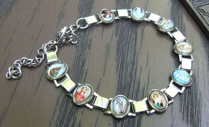 HOLY MOLY !! A LITTLE COLLECTION OF VINTAGE RELIGIOUS ITEMS INCLUDING A GLOW IN THE DARK ROSARY !!