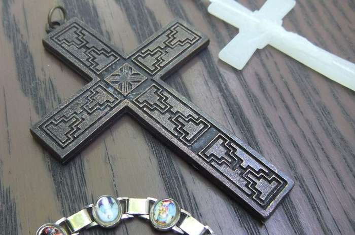 HOLY MOLY !! A LITTLE COLLECTION OF VINTAGE RELIGIOUS ITEMS INCLUDING A GLOW IN THE DARK ROSARY !!