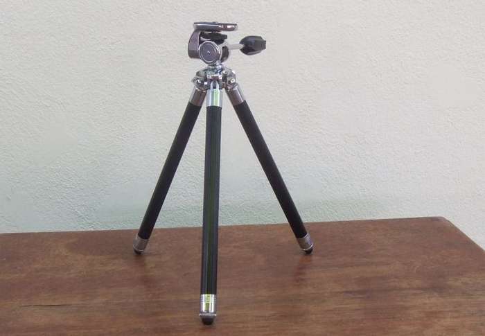FANTASTIC COLLECTABLE PIECE !! A VERY COOL VINTAGE TELESCOPIC CAMERA TRIPOD WITH CARRY ZIP BAG !!!!