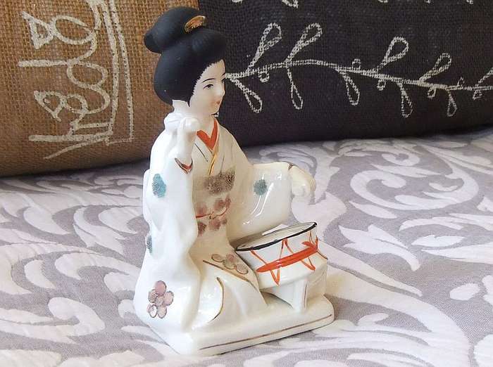 AN EYE CATCHING VINTAGE PORCELAIN DRUMMING GEISHA ORNAMENT !! HAND PAINTED !!