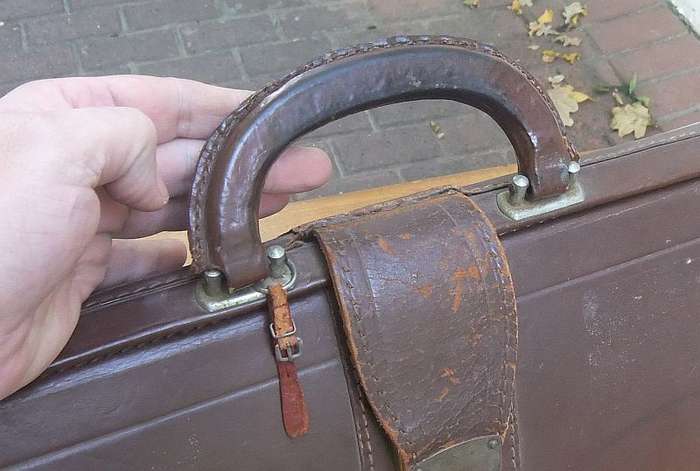 NICE FIND !! A VINTAGE GENUINE LEATHER SATCHEL OR BRIEF CASE ... OLD SCHOOL QUALITY !!