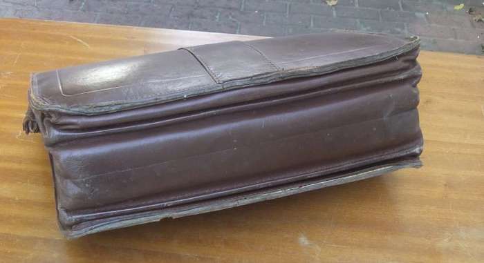 NICE FIND !! A VINTAGE GENUINE LEATHER SATCHEL OR BRIEF CASE ... OLD SCHOOL QUALITY !!