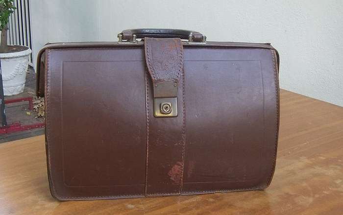 NICE FIND !! A VINTAGE GENUINE LEATHER SATCHEL OR BRIEF CASE ... OLD SCHOOL QUALITY !!
