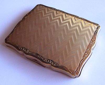 A VINTAGE COMPACT BY STRATTON