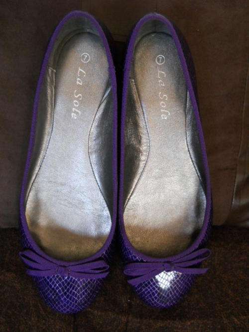worn once! size 7 purple faux snake skin pumps.