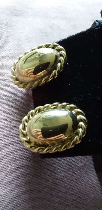 A Pair Of Vintage 9ct Yellow Gold Earrings - (4.9g) - (COLLECTION ONLY)
