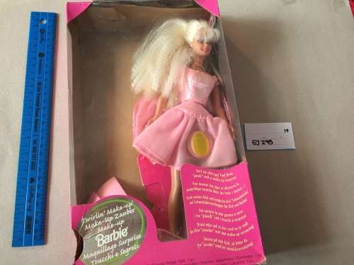 Boxed Barbie - Twirlin' Make-Up - 1997 - 18421