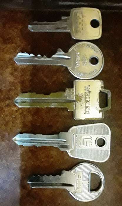Collection of 20 different keys - See scans (For Collectors) (KEY022)
