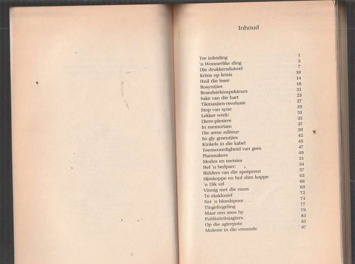 Scoops en Skandes - Hennie van Deventer (k) - Humor uit die koerantwese