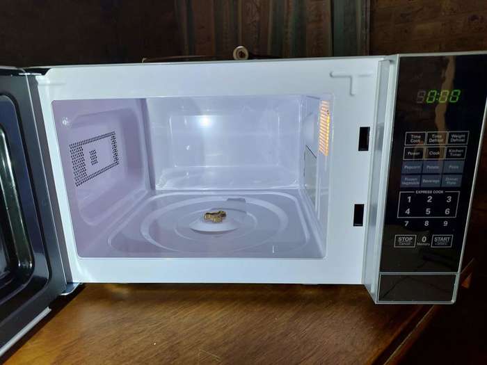Russel-Hobbs model RHEM21L 20-litre 700 Watt mirror-front microwave oven - As new!