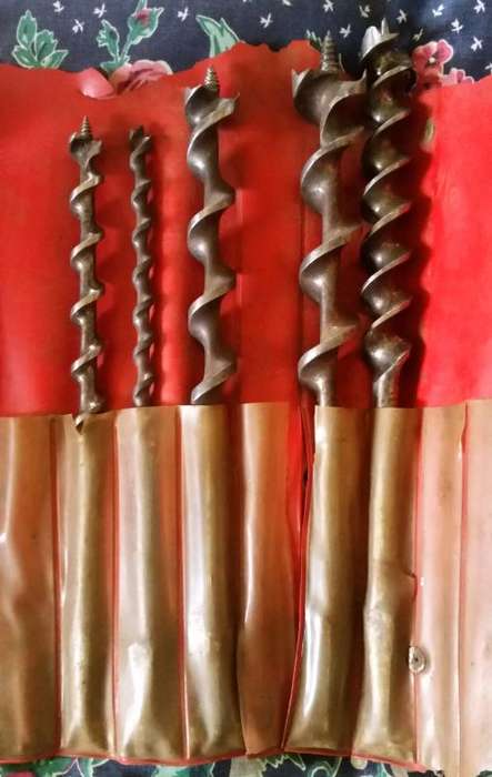 A SMALL COLLECTION AF OLD HAND DRILL BITS