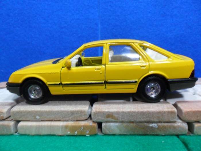 RARE CORGI 299 FORD SIERRA 2.3 GHIA ( MADE IN GT BRITAIN ) MINT WITH FAIR TO POOR ORIGINAL BOX