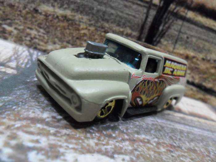 STUNNING   HOT WHEELS 1956 FORD F-100 MAQUINA DE AMOR  , NEAR MINT , MADE IN 2005