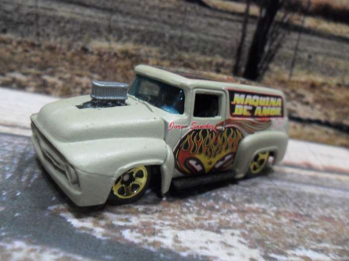 STUNNING   HOT WHEELS 1956 FORD F-100 MAQUINA DE AMOR  , NEAR MINT , MADE IN 2005