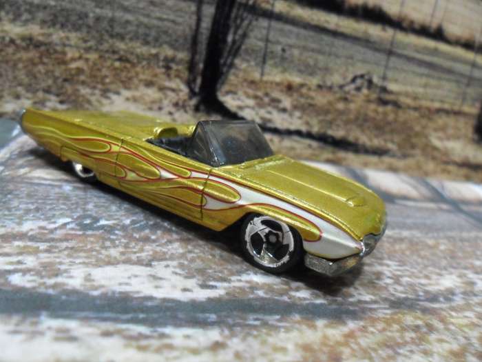 STUNNING   HOT WHEELS 1963 FORD T -BIRD   , NEAR MINT , MADE IN MALAYSIA   IN  2004