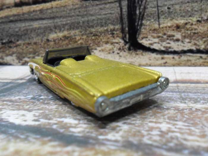STUNNING   HOT WHEELS 1963 FORD T -BIRD   , NEAR MINT , MADE IN MALAYSIA   IN  2004