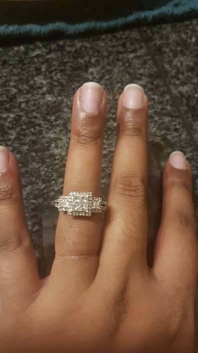 Sparkling 1.7tcw diamond ring|
