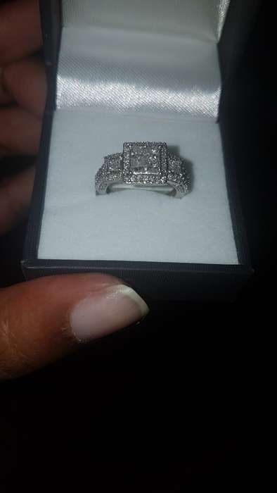 Sparkling 1.7tcw diamond ring|