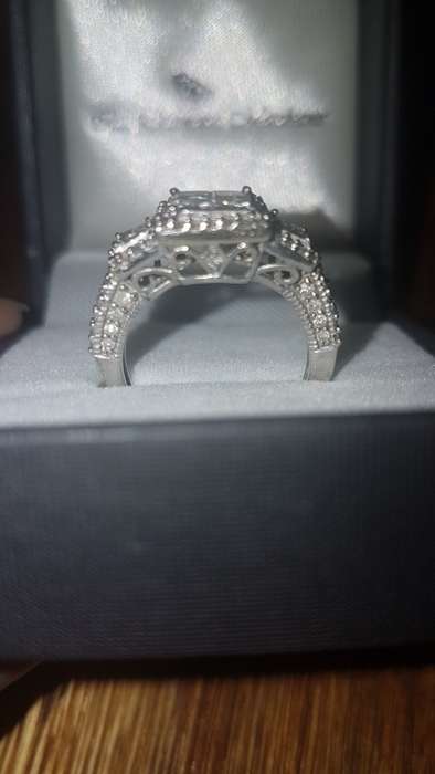 Sparkling 1.7tcw diamond ring|