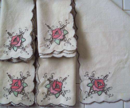 Serviettes (5 x), scalloped edge with applique/embroidered rose in corner