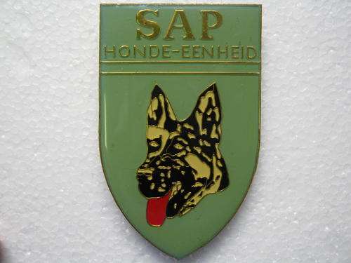 S.A.P. "HONDE-EENHEID" LEFT SHOULDER FLASH (LIGHT GREEN) WITH PINS AND CAPS