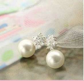 Pearl Earrings with Diamante