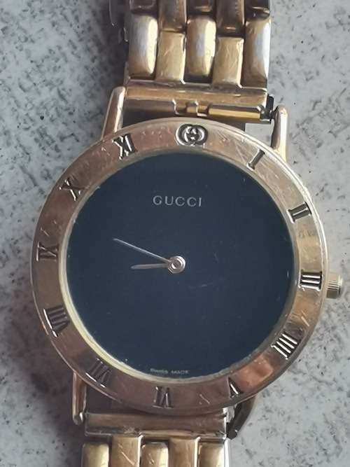 MENS GOLD PLATED SWISS MADE GUCCI WATCH VALUED @ R6000 IN EXCELLENT WORKING CONDITION