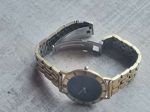 MENS GOLD PLATED SWISS MADE GUCCI WATCH VALUED @ R6000 IN EXCELLENT WORKING CONDITION