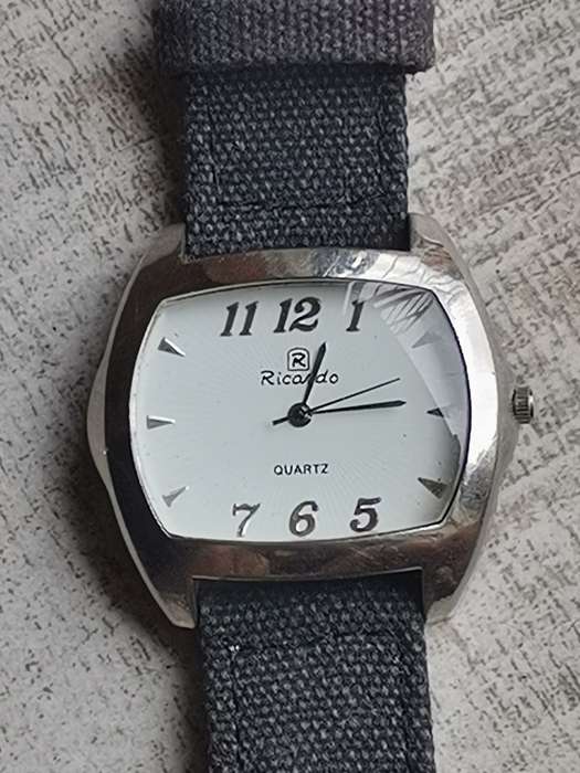 MENS RICARDO QUARTZ WATCH IN EXCELLENT WORKING CONDITION